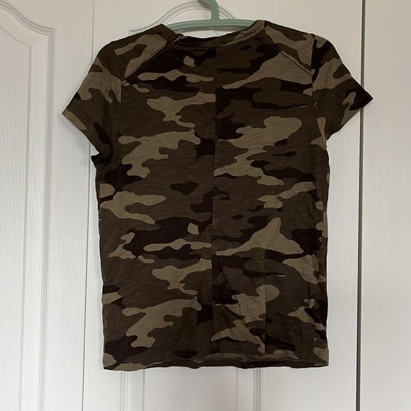 Banana Republic Camo print T-shirt size small - Picture 2 of 8